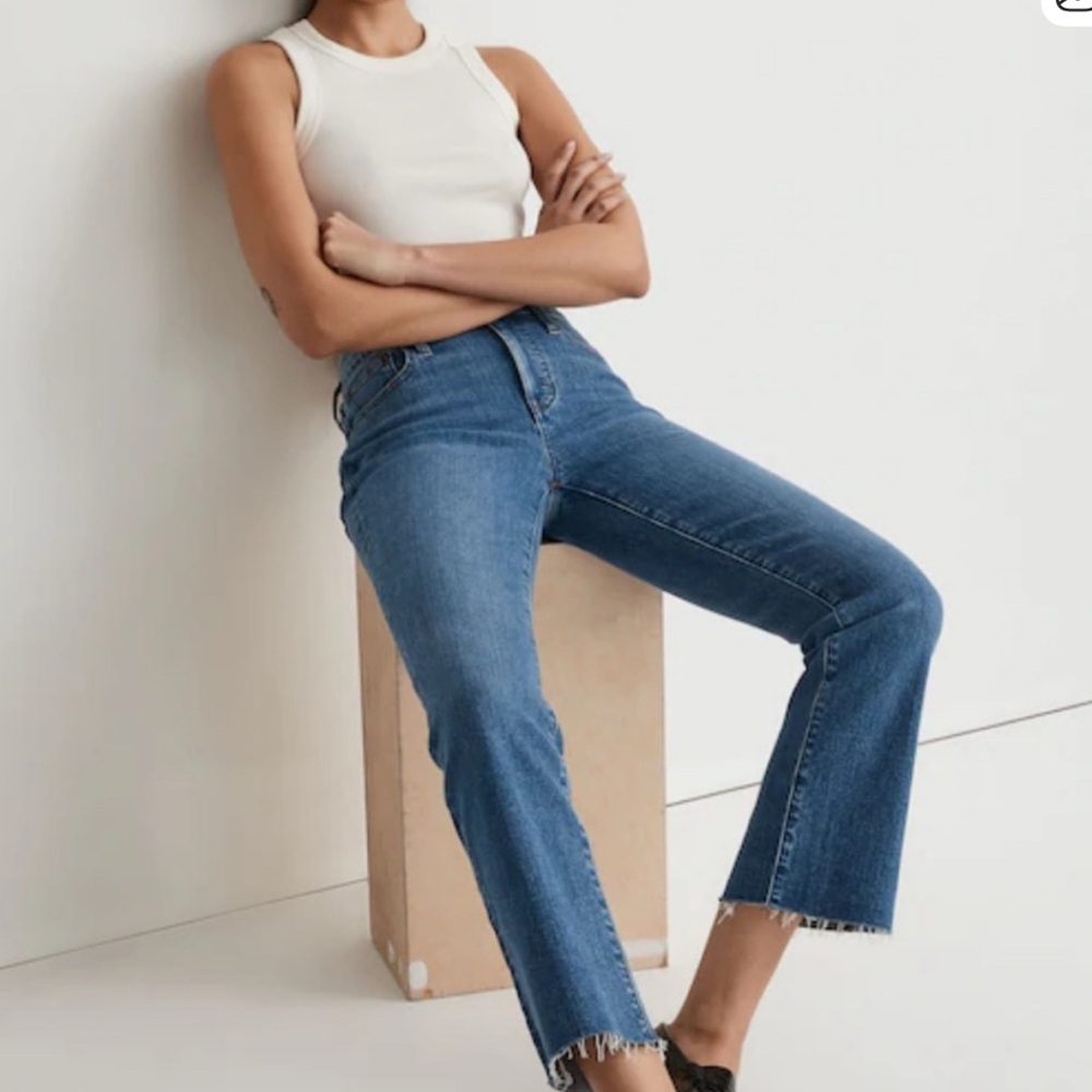 Madewell mid-rise kick out Medium Blue Jeans sz 24 cropped raw hem denim